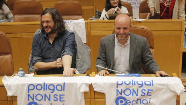 Antón Sánchez y Luís Villares en el Parlamento gallego
