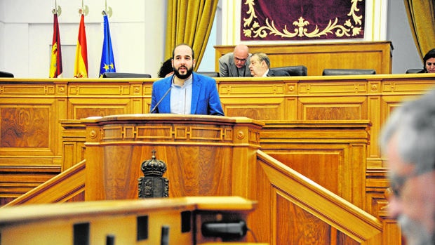 El diputado del PSOE Miguel González habla este jueves desde la tribuna del Parlamento regional