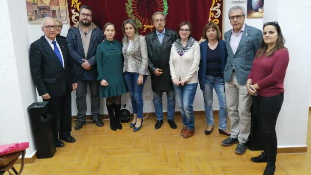 Miembros de la Sociedad Arte con la alcaldesa y periodistas de Toledo