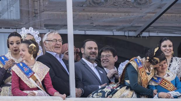 El ministro de Fomento, José Luis Ábalos, en el balcón del Ayuntamiento durante la mascletà de Fallas 2019