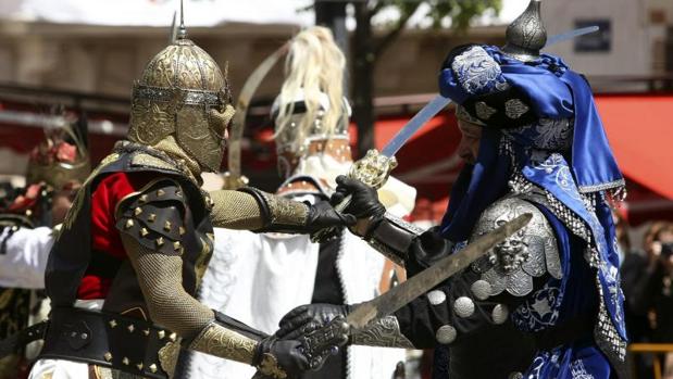 El Capitán Moro y el Capitán Cristiano entablan su lucha durante el Alardo en las fiestas alcoyanas