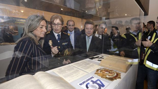 Milagros Tolón y Emiliano García-Page, junto a Francisco Pardo, observan una de las vitrinas