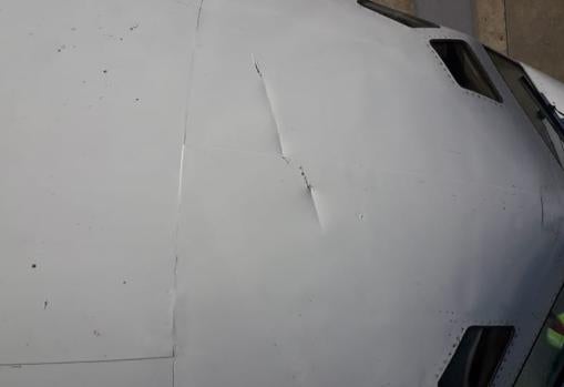 Así ha quedado el techo del avión de Macri después de que el ala del de los Reyes lo rozase