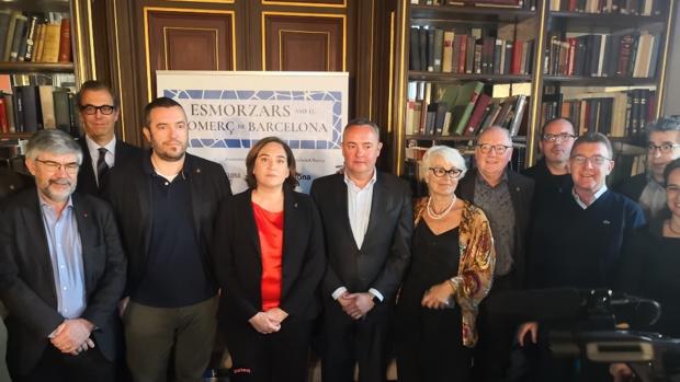 Colau, este lunes con representantes comerciales de la ciudad