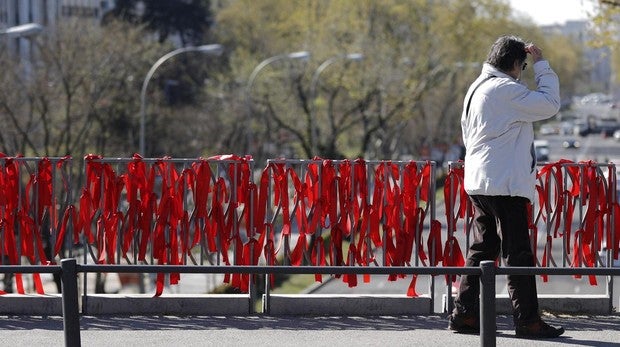 Lazos rojos en uno de los puentes del Paseo de la Castellana