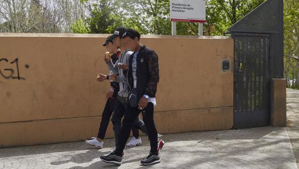 Tres menores no acompañados a las puertas del centro de Hortaleza