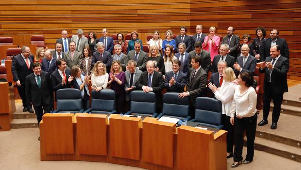 Herrera es aplaudido por los procuradores populares en el último pleno de esta legislatura