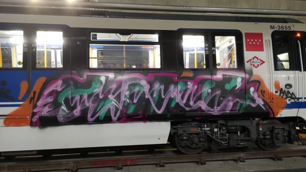 Uno de los vagones de tren vandalizados durante el asalto masivo en Las Rosas, el 2 de noviembre