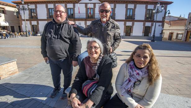 Dolores y María en primer plano. Detrás, Fernando posa su mona sobre el hombro de Nacho