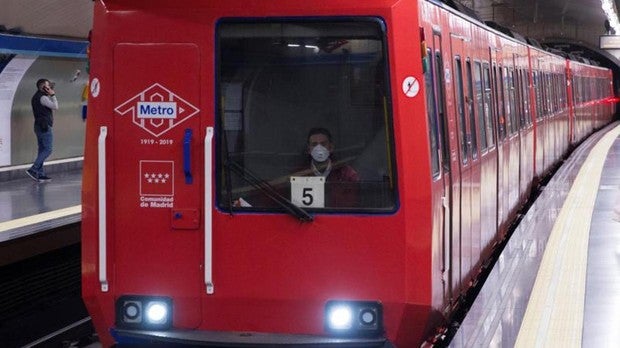 Un conductor del Metro de Madrid con mascarilla