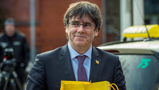 El expresidente de la Generalitat Carles Puigdemont sonríe a su llegada a la prisión de Neumünster (Alemania)