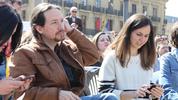 Pablo Iglesias junto a Ione Belarra, portavoz adjunta de Unidos Podemos en el Congreso