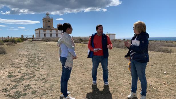 Imagen de la visita del candidato del PP por Alicante Agustín Almodóbar a la isla de Tabarca
