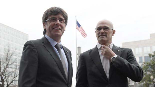 Carles Puigdemont y Raül Romeva en una visita a Washington en marzo de 2017