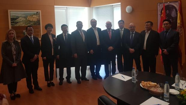 Delegación china de la provincia de Sichuan con el presidente de la Academia de la Cultura Gastronómica