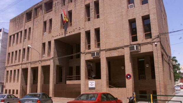 Edificio de los Juzgados de Elda donde ayer quedaron en libertad los dos hombres