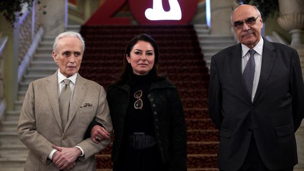 La soprano Montserrat Martí (c) hija de Montserrat Caballé, el tenor Josep Carreras (i) y el presidente del Patronato del Liceu, Salvador Alemany (d), durante la presentación del concierto