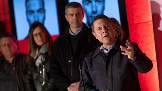 García-Page, en la tradicional pegada de carteles para las elecciones generales