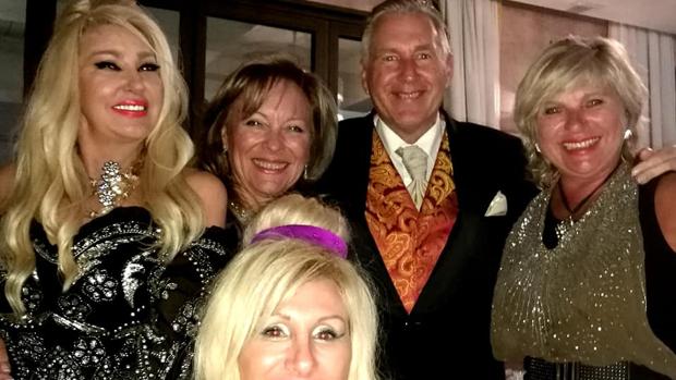 El falso «príncipe de Marbella» con unas amigas en un evento en la ciudad malagueña de la que ha tomado el título