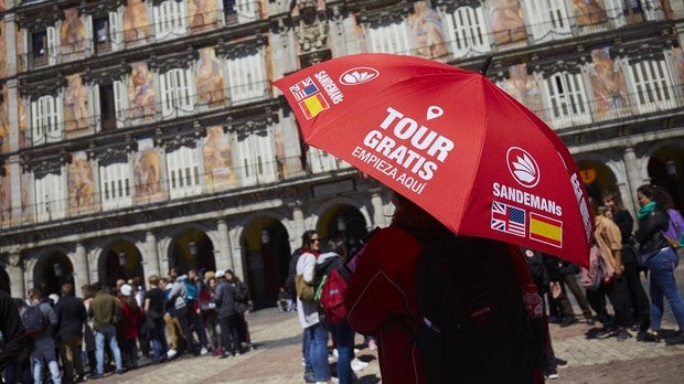 Un guía turístico, en la Plaza Mayor
