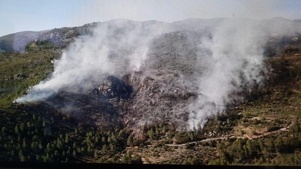 Vista aérea de la zona del incendio en la sierra entre Benichemba y Castell de Castells