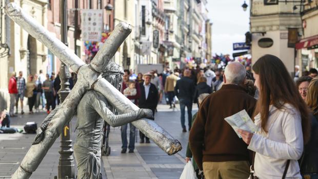 Turistas en una céntrica calle de la capital leonesa durante una Semana Santa
