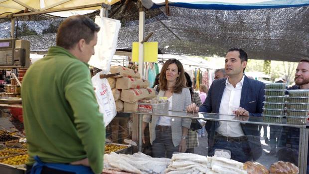 Ignacio Aguado, candidato de Ciudadanos a la Comunidad de Madrid, durante su visita al mercadillo de Majadahonda