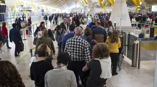 Colas de pasajeros en la T4 para acceder al control de seguridad