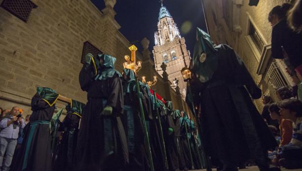 Procesión de Nuestra Señora del Amparo. Al fondo la imponente torre de la catedral