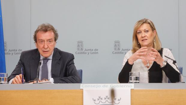 De Santiago-Juárez y Del Olmo, ayer durante la rueda de prensa posterior al Consejo de Gobierno