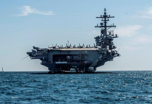 El portaaviones, en las aguas de Palma, antes de partir con la fragata española Méndez Núñez