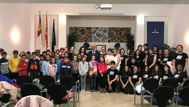 Almeida posa con los alumnos participantes