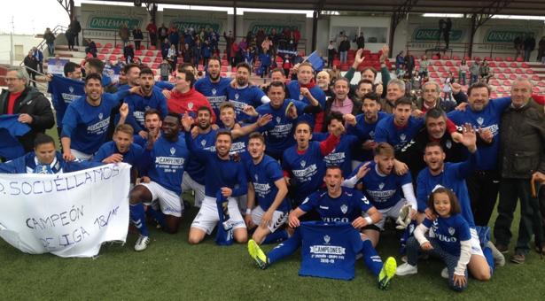 Los jugadores del Socuéllamos celebran el título el pasado Jueves Santo en Almagro