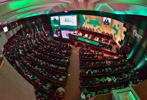 Un momento de la reunión de la entidad financiera