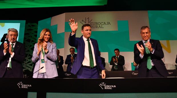 Directivos de Eurocaja Rural saludan a los delegados en la asamblea general