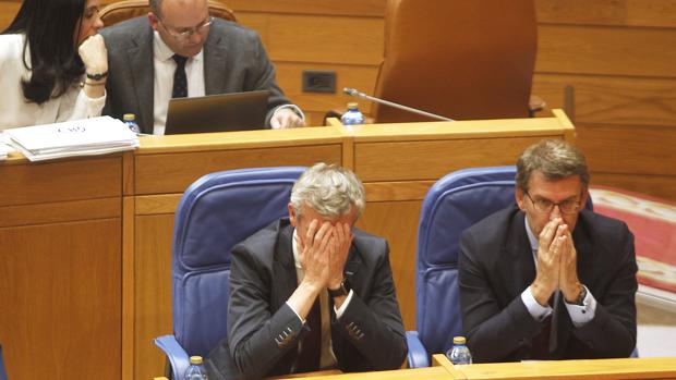 Alfonso Rueda y Alberto Núñez Feijóo, este lunes en el Parlamento gallego