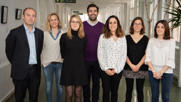 Aleix Prat (primero por la izquierda) junto al equipo de investigadores edl Clínic que han participado en el estudio
