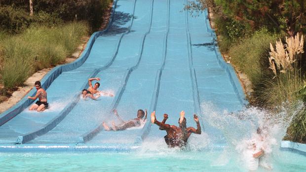 Varias personas bajan por un tobogán del Aquopolis de Villanueva de la Cañada