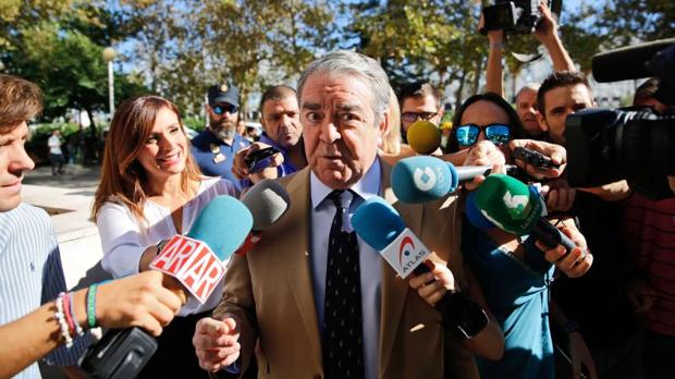 José María Corbín, atendiendo a los medios de comunicación en Valencia