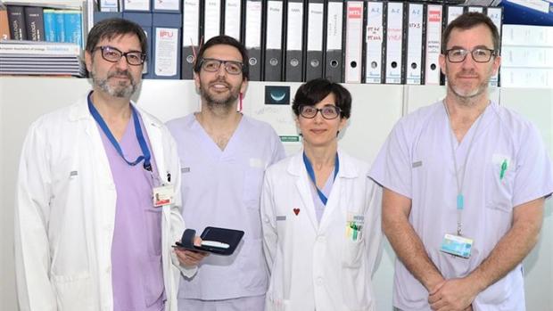 Equipo de La Fe con el nuevo dispositivo para controlar la incontinencia urinaria