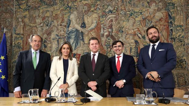 Milagros Tolón, Emiliano García-Page, Alberto Durán y Erwan de Villeón, entre otros, en la firma del convenio en el Palacio de Fuensalida