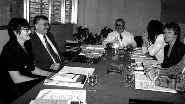 Ángel Mota López en una reunión con médicos polacos de visita a Alicante, en 1997