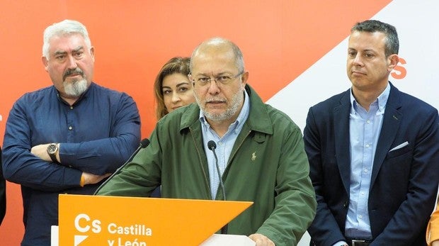 Francisco Igea, rodeado de candidatos de Ciudadanos