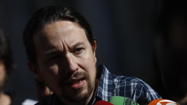 El secretario general de Podemos, Pablo Iglesias, interviene ante los medios de comunicación el uno mayo, en Madrid