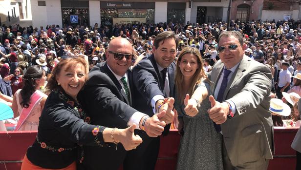 Núñez, en el centro, este domingo con los alcaldes de Mora, Gáálvez y Guadamur, y la secretaria general del PP