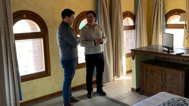 El director general de Turismo del Gobierno aragonés ha visitado la Hospedería de Illueca junto al alcalde