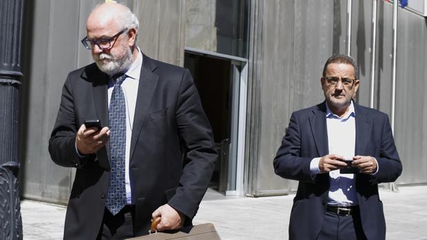 Carlos Esco (izquierda) y Agapito Iglesias, en una de sus comparecencis ante la Audiencia de Zaragoza