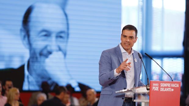 Durante el mitin de este lunes en Zaragoza, Pedro Sánchez elogió la figura de Alfredo Pérez Rubalcaba, que falleció el pasado viernes