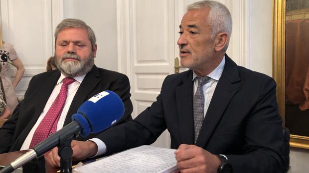 Luis Pineda -derecha-, junto a su abogado, Miguel Durán, en la rueda de prensa que ha ofrecido
