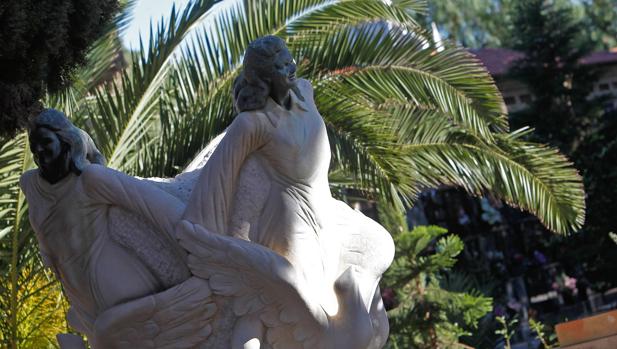 Imagen de la estatua que recuerda a las niñas de Alcàsser en la localidad valenciana